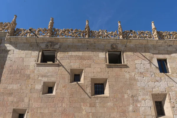 Παράθυρα Ένα Αρχαίο Πέτρινο Τείχος Στην Πόλη Της Σαλαμάνκα Ισπανία — Φωτογραφία Αρχείου