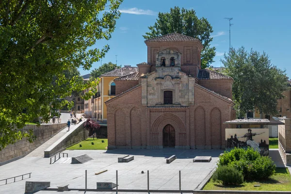 Kostel Santiaga Bruslovým Parkem Popředí Městě Salamanca Španělsko — Stock fotografie