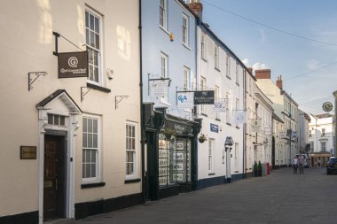 İngiltere 'nin Abergavenny kentindeki Nevill Caddesi' nin sokak manzarası.