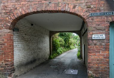 Herefordshire, İngiltere 'nin antik pazar kasabası Ledbury' deki Church Lane 'de gizli bir geçit.