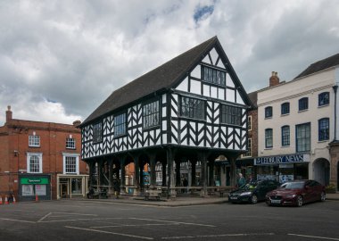 Herefordshire, İngiltere 'nin antik pazar kasabası Ledbury' deki Market House 'un manzarası