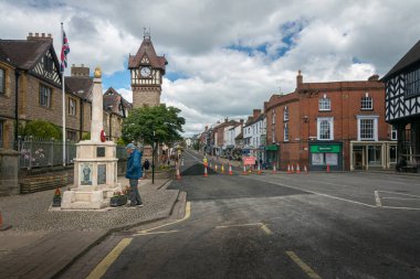 Herefordshire, İngiltere 'deki Ledbury antik pazar kasabasındaki savaş anıtı ve saat kulesi.