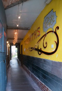 Herefordshire, İngiltere 'deki Ledbury antik pazar kasabasında kapalı dar bir geçit.