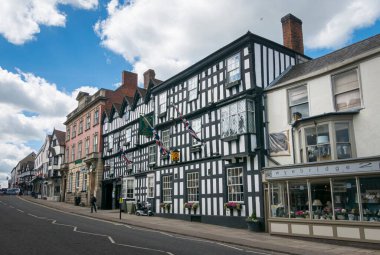 İngiltere 'nin Herefordshire, Herefordshire' daki antik pazar kasabası Ledbury 'deki High Street' teki antik kereste çerçeveli binaların manzarası