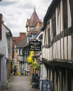 Herefordshire, İngiltere 'deki Ledbury antik pazar kasabasındaki Church Lane manzarası