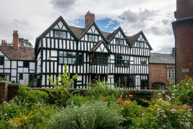 İngiltere 'nin Herefordshire kentindeki Ledbury antik pazar kasabasında kereste çerçeveli bina.