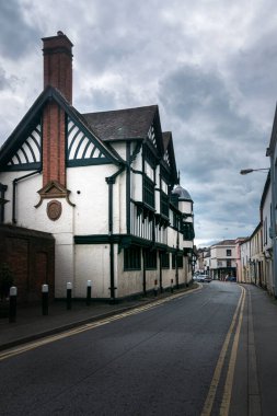 Herefordshire, İngiltere 'deki Ledbury antik pazar kasabasındaki kereste çerçeveli bir evin manzarası.
