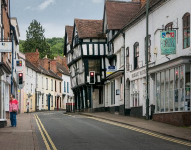 Herefordshire, İngiltere 'deki Ledbury antik pazar kasabasının sokak manzarası.