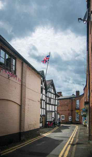 イギリス ヘレフォードシャー州レドバリーの古代市場の町の教会街の眺め — ストック写真