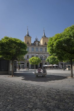 İspanya 'nın antik şehri Segovia' daki Plaza Mayor 'da (kasaba meydanı) oturan insanlar