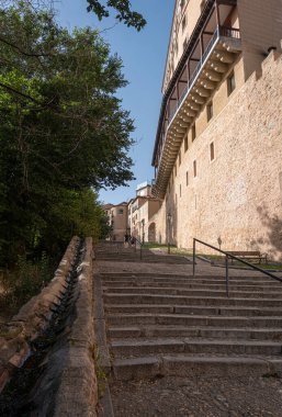 İspanya 'nın eski şehri Segovia' dan inen bir kanalda su akıntısı.
