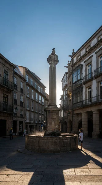 Chlapec Při Pohledu Fontánu Náměstí Cervantes Městě Santiago Compostela Španělsko — Stock fotografie
