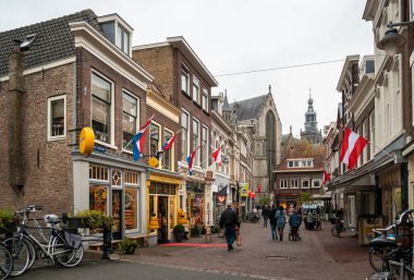 Hollanda 'nın Gouda şehrinde sokak manzarası