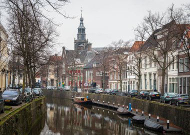 Hollanda 'nın Gouda kentindeki kanal manzarası