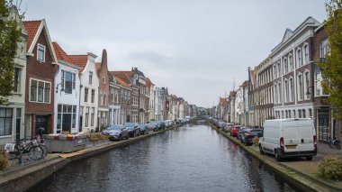 Hollanda 'nın Gouda kentindeki kanal manzarası