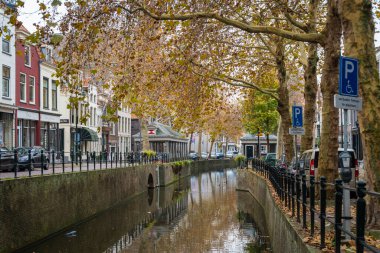 Hollanda 'nın Gouda kentindeki kanal manzarası