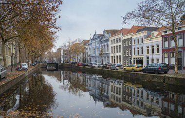 Hollanda 'nın Gouda kentindeki kanal manzarası