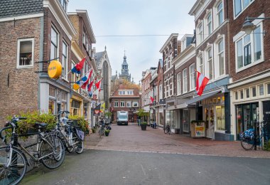 Hollanda 'nın Gouda şehrinde sokak manzarası