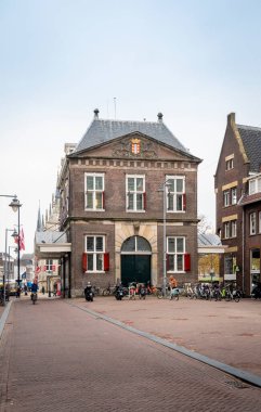 Hollanda 'nın Gouda şehrindeki Tartı Evi' nin arkasında.