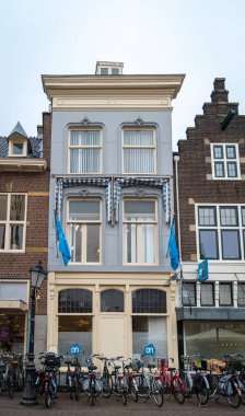 Hollanda 'nın Gouda şehrindeki bir binanın önüne park edilmiş bir bisiklet kuyruğu.