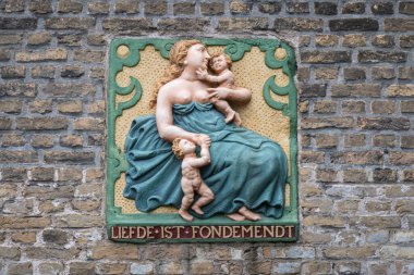 Aşka çevrilmiş geleneksel gable taşı Sevgidir