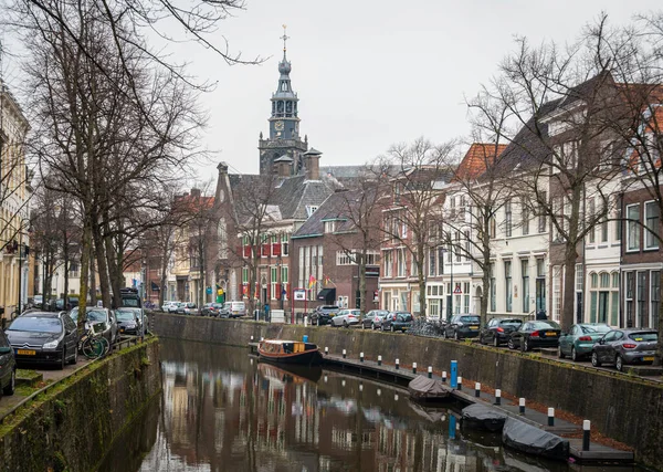 Hollanda 'nın Gouda kentindeki kanal manzarası