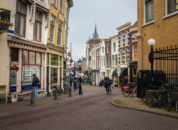 Hollanda 'nın Gouda şehrinde sokak manzarası