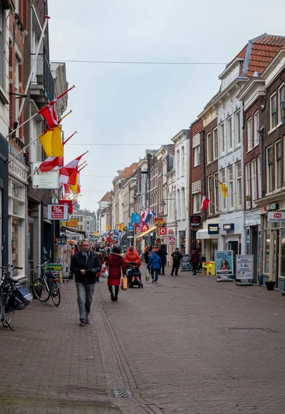 Hollanda 'nın Gouda şehrinde sokak manzarası