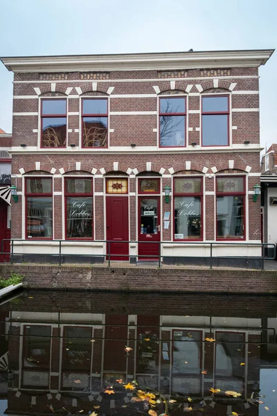 オランダ グダ市の手前に運河のある建物のファサード — ストック写真