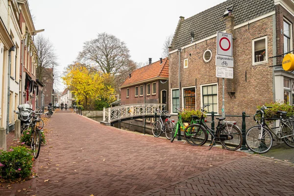 Hollanda 'nın Gouda şehrinde bisiklet ve kanallar