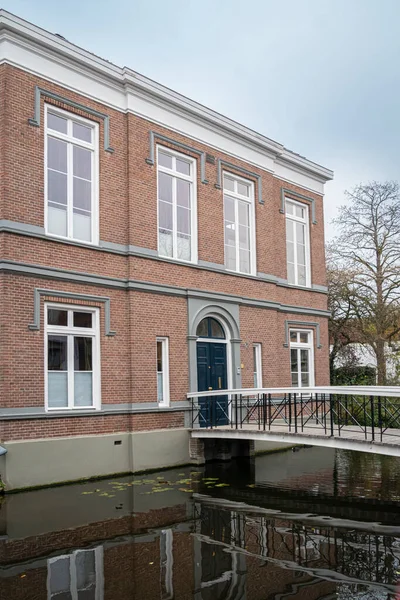 Hausfassade Mit Kanal Vordergrund Der Stadt Gouda Niederlande — Stockfoto