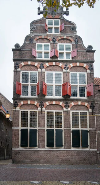 オランダ グダの伝統的なオランダの切妻造りの建物 — ストック写真