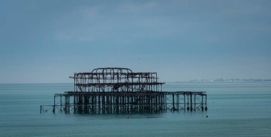 Brighton, Doğu Sussex, İngiltere 'deki batı rıhtımından yanmış kalıntılar.