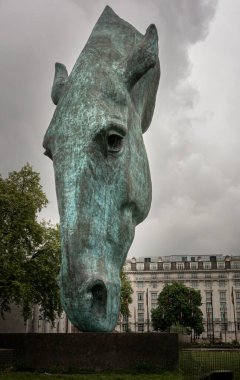 Londra, İngiltere 'de Still Water adlı at başlı heykel.