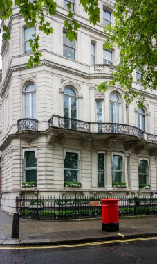 Londra, İngiltere 'deki tarihi ev ve kırmızı posta kutusu.