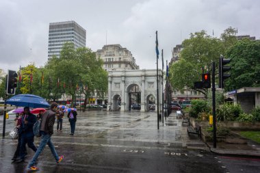 Londra, İngiltere 'de yağmurda mermer kemer.