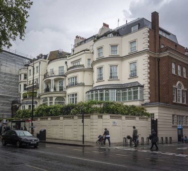 Park Lane 'in Londra' daki sokak manzarası.