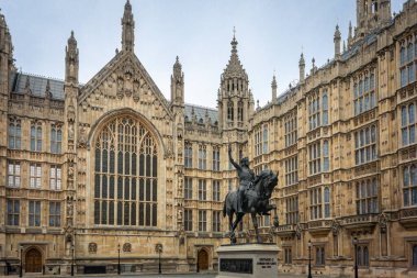 Richard Lionheart, İngiltere Kralı - Westminster Sarayı (Parlamento) önündeki heykel - Londra, İngiltere