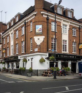 İngiltere 'nin Londra şehrindeki Barley Mow halk evi.