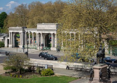 Hyde Park Köşesindeki Grand Entrance 'da Wellington Dükü' nün binicilik heykeli ön planda, Londra, İngiltere