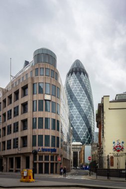 Londra, İngiltere 'deki Modern Kule binalarının sokak manzarası