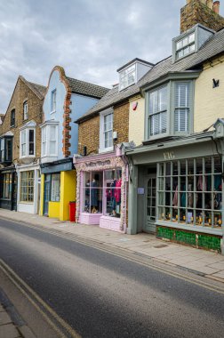 Whitsable, Kent, İngiltere, Şubat 2021 - İngiltere 'nin Whitstable kentindeki Harbour Caddesi' ndeki dükkanlar
