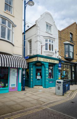 Whitsable, Kent, İngiltere, Şubat 2021 - İngiltere 'nin Whitstable kentindeki Harbour Caddesi' ndeki dükkanlar