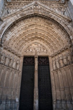 İspanya 'nın Toledo kentindeki Katedral' in kapısını çevreleyen taş oyma detaylar.