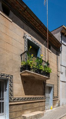 İspanya 'da bir İspanyol villasının balkonunda güzel zambaklar.