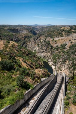 İspanya 'nın Salamanca kentindeki Almendra (Badem) Barajı, Villarino Barajı' nın karşısındaki vadiye bakın.