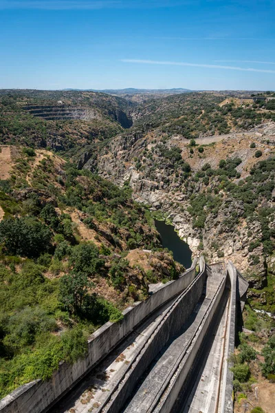 İspanya 'nın Salamanca kentindeki Almendra (Badem) Barajı, Villarino Barajı' nın karşısındaki vadiye bakın.