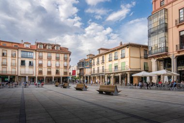 Astorga, İspanya, Temmuz 2020 - İspanya 'nın Astorga kentindeki Ana Meydan
