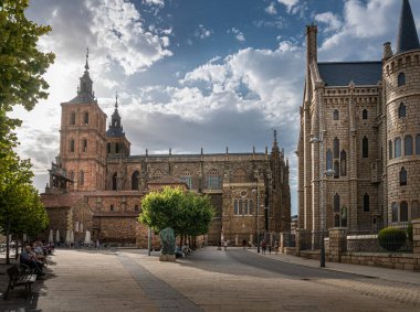 Astorga, İspanya, Temmuz 2020 - İspanya 'nın Astorga kentindeki Saint Maria Katedrali ve Piskopos Sarayı