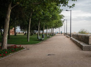 Astorga, İspanya, Temmuz 2020 - Şehir duvarlarının tepesine bakın, Astorga, İspanya